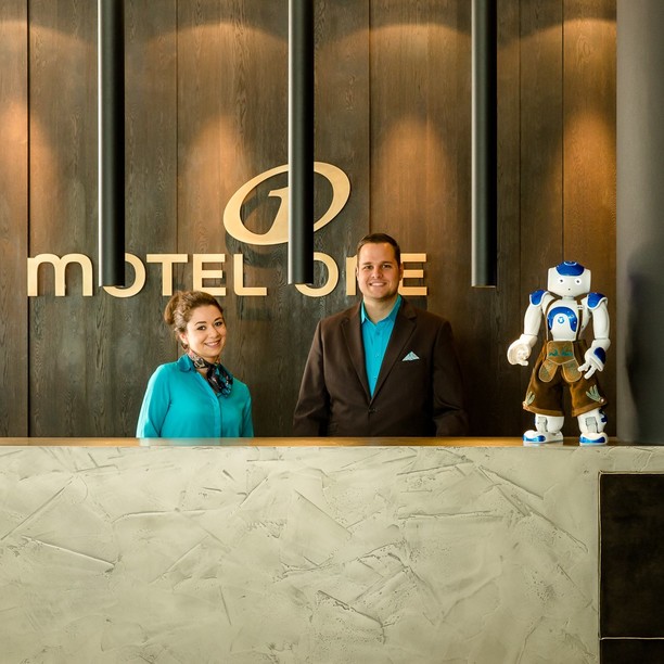 Motel One Front Office – Check-In der Gäste mit Unterstützung von Sepp, dem Motel One Robotor in München